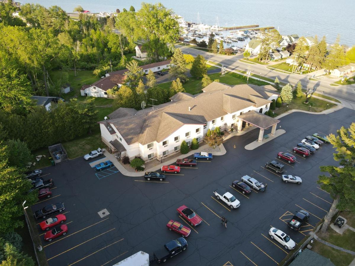 Bay Inn Tawas City Exterior photo